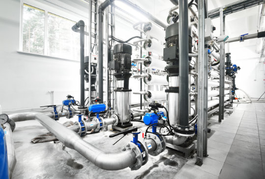 Pumprum med vertikala pumpar, rörsystem och ventiler
